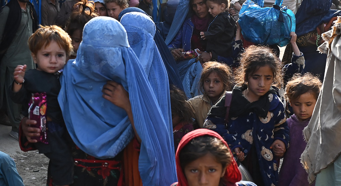 Famílias afegãs deixam o Paquistão e chegam à fronteira com o Afeganistão