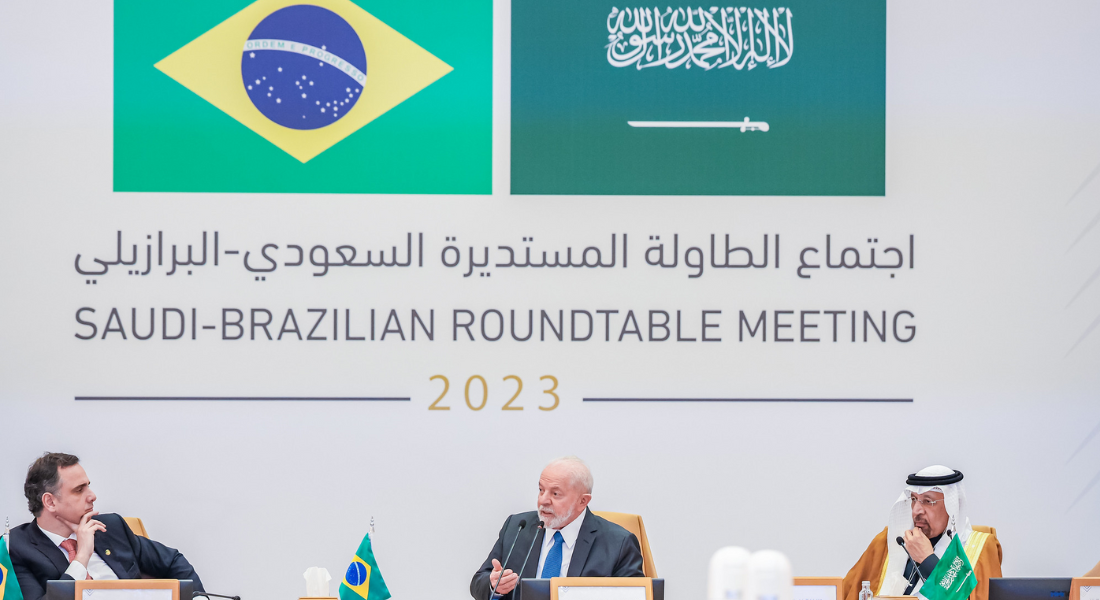 Rodrigo Pacheco e o presidente Lula no encerramento da Mesa Redonda Brasil-Arábia Saudita