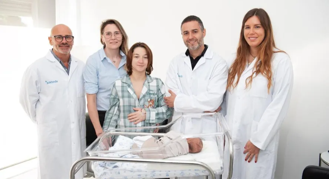 O casal de mulheres com o filho, Derek, e os médicos envolvidos