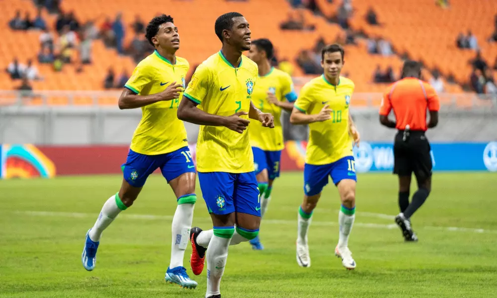 Jogadores do Brasil comemoram vitória histórica diante da Nova Caledônia 