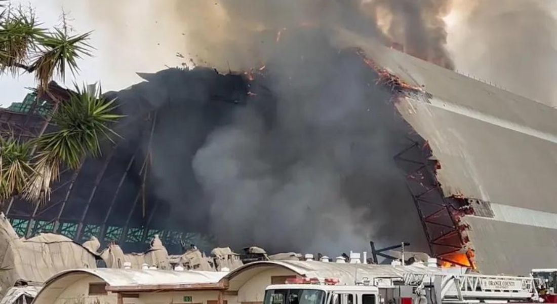 Hangar histórico usado na Segunda Guerra colapsa completamente após incêndio