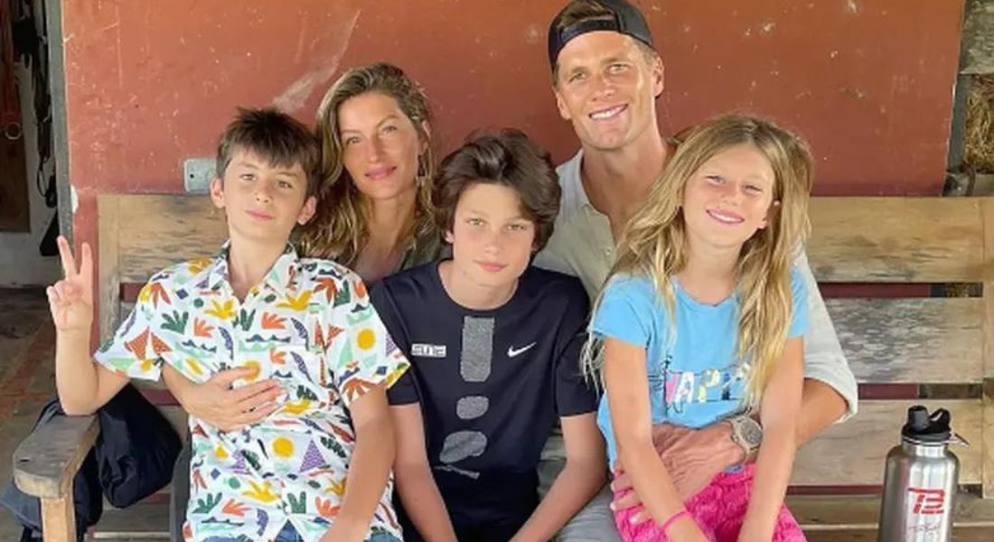 Gisele e Tom com John, filho dele de outro relacionamento, Benjamin e Vivian