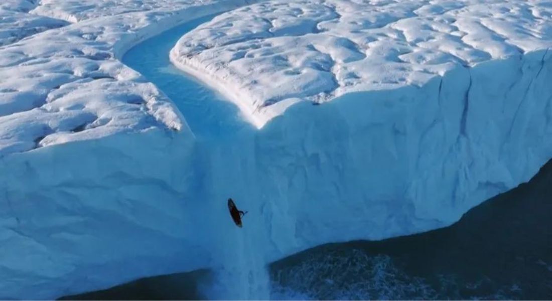 Vídeo impressionante mostra viagem de caiaque em corredeiras de gelo no Ártico