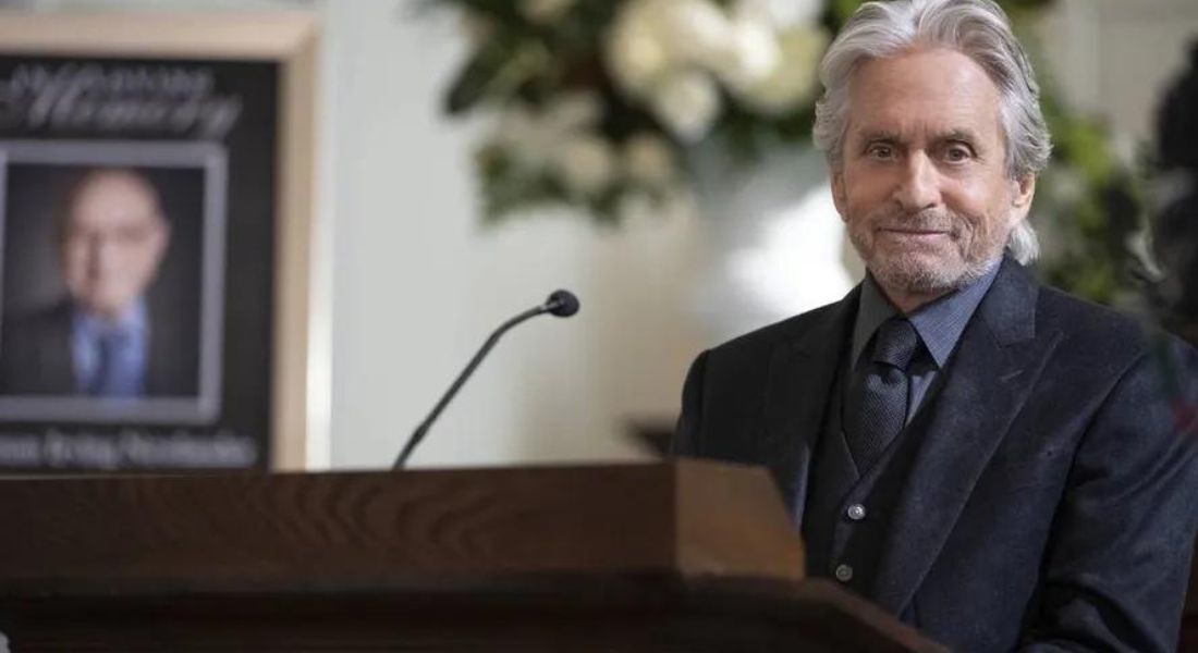 Michael Douglas em cena da série "O método Kominski"