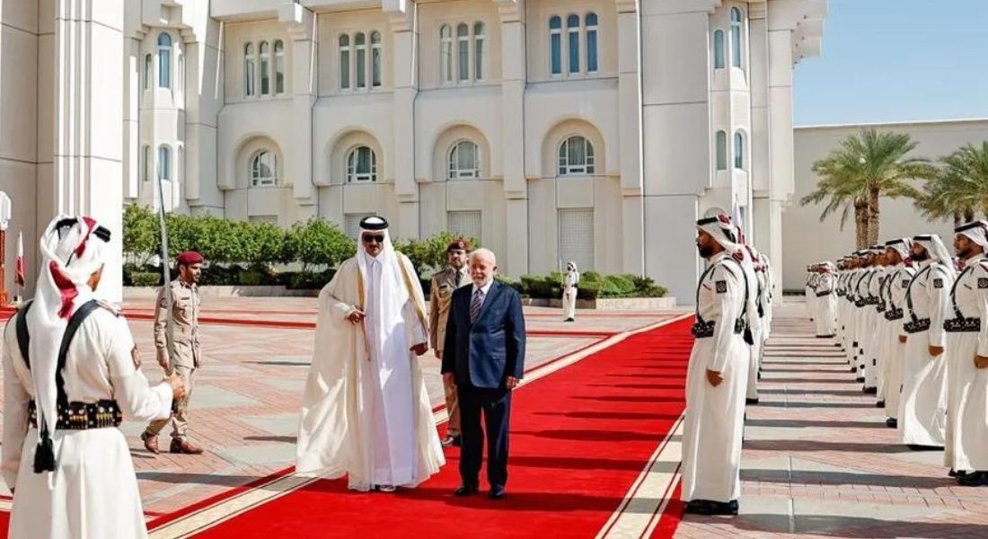 O presidente Lula é recebido pelo emir do Catar, Tamim bin Hamad Al-Thani