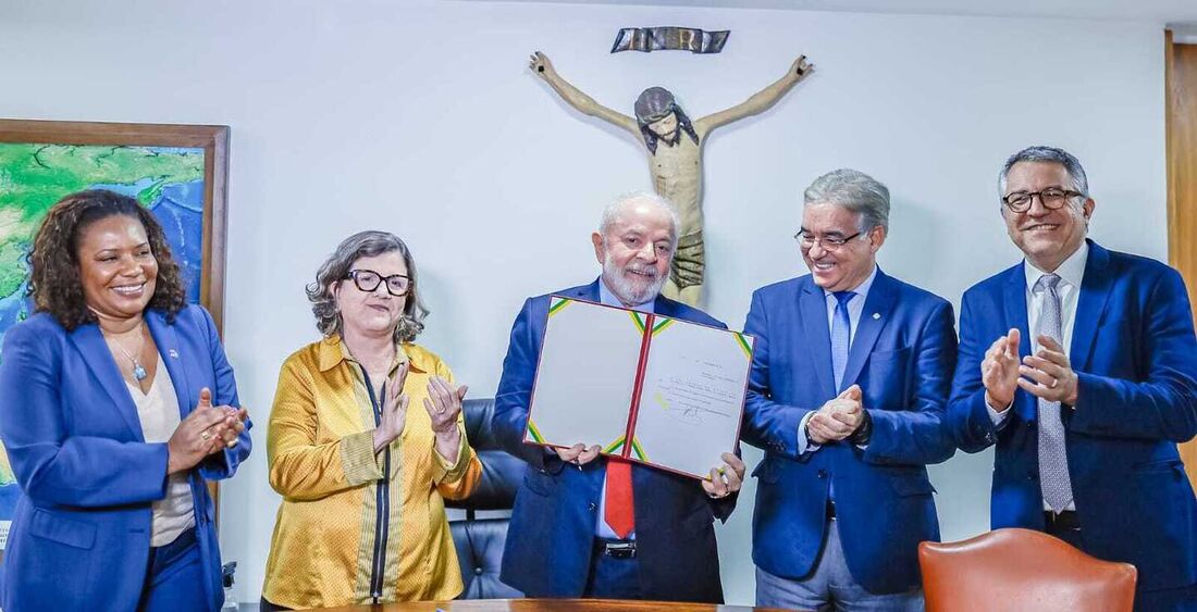 Presidente Lula, do PT, sanciona lei que reconhece o forró como manifestação da cultura nacional.