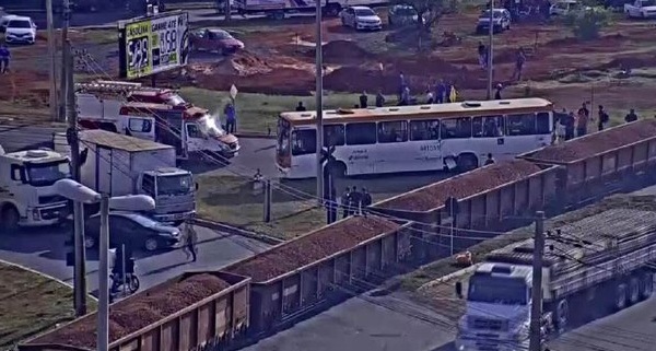 Trem atinge ônibus em Brasília e mulher morre por conta da colisão