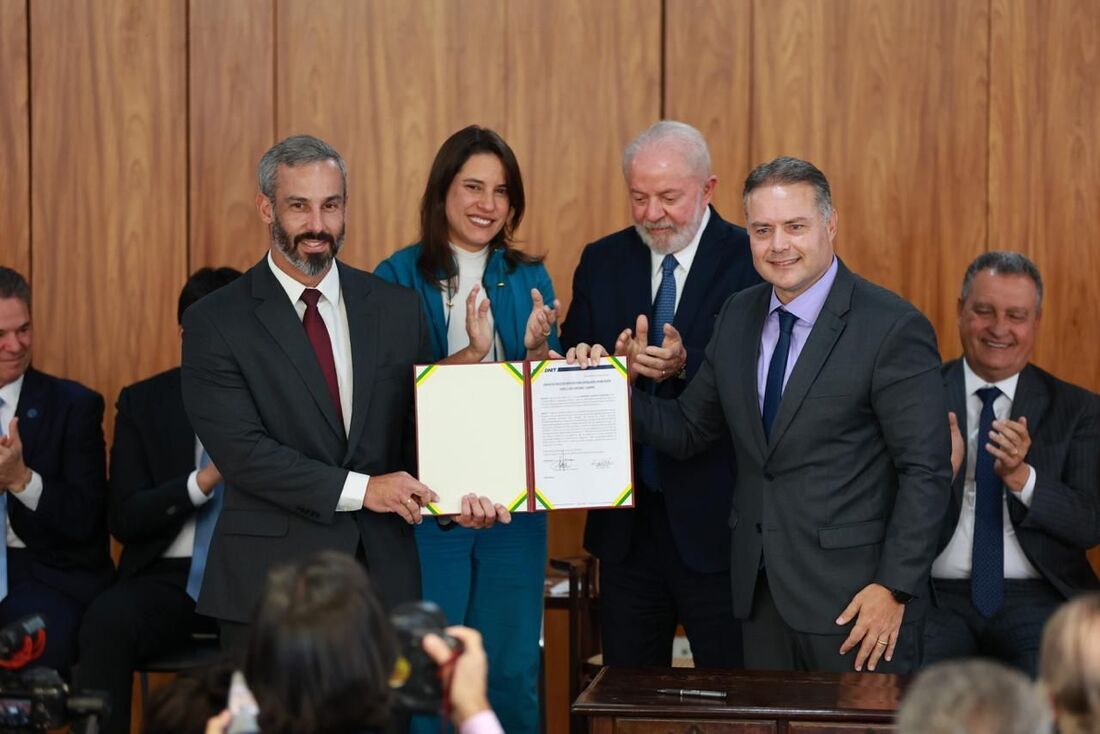 Assinatura da ordem de serviço que autoriza a duplicação de trecho da BR-423