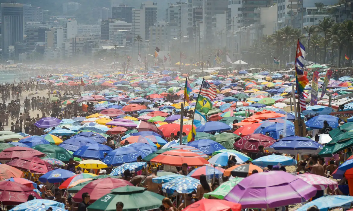 As ondas de calor se configuram quando a temperatura se mantém, ao longo de pelo menos cinco dias, 5&ordm;C acima da média esperada para o mês