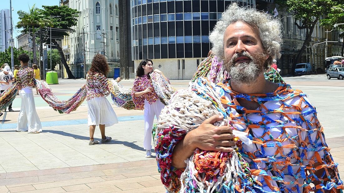 O artista carioca Ernesto Neto lança sua exposição "CapiDançaBaribéNois"