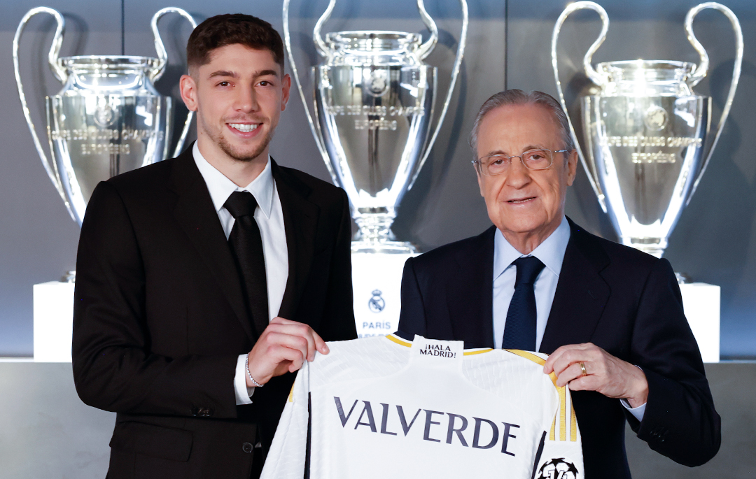 Meio-campista Federico Valverde ao lado de Florentino Pérez