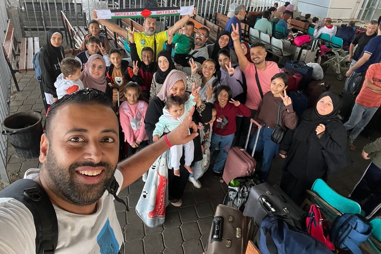 Selfie de Hasan Rabee com o grupo de brasileiros instantes antes de concretizarem a saída de Gaza