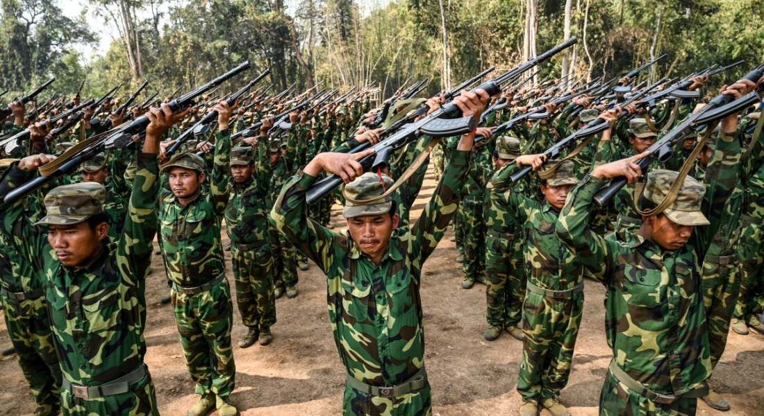 Membros do grupo étnico rebelde Exército de Libertação Nacional Ta'ang, em Mianmar