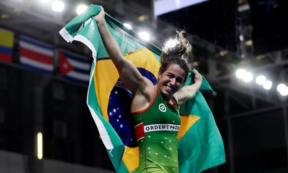 Giullia Penalber celebra a medalha de ouro