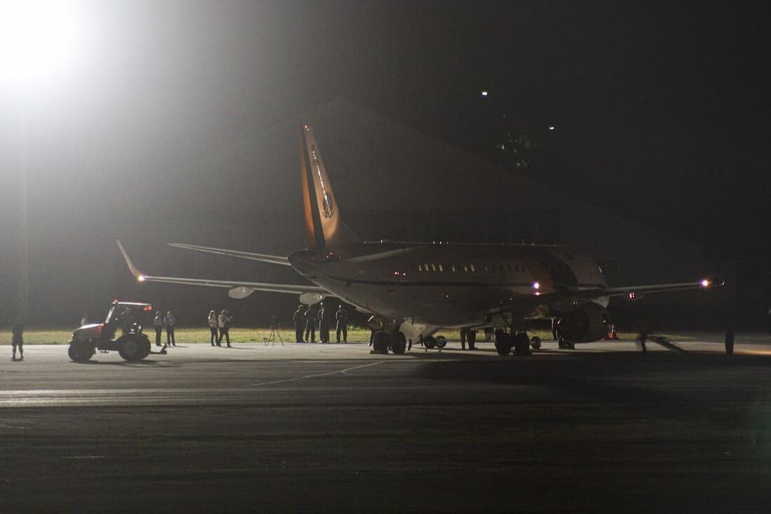 Avião com brasileiros repatriados vindos de Gaza faz parada técnica no Recife