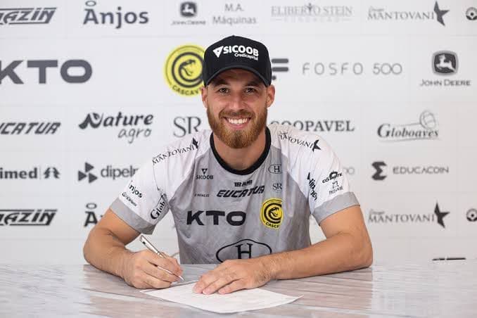 André Luiz assinando contrato com o Cascavel, clube ao qual pertence atualmente