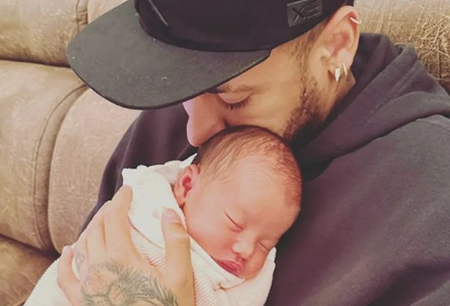 Neymar com a sua filha mais nova, Mavie 