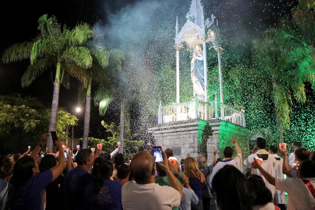 Católicos se reúnem diante do santuário de Nossa Senhora da Conceição