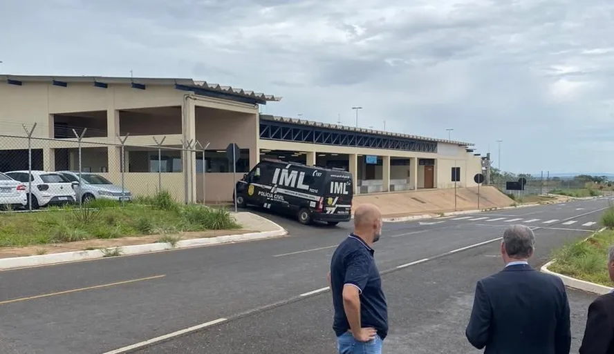 Carro do IML no Complexo Penitenciário da Papuda 