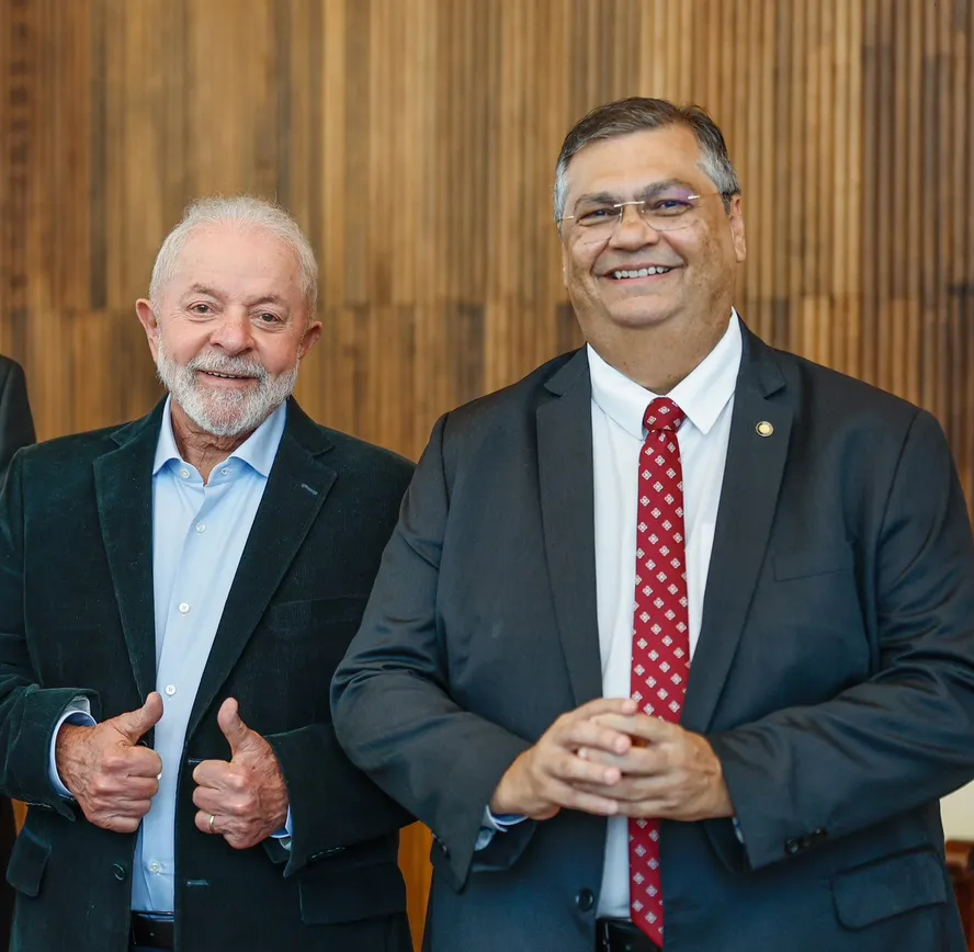 O presidente Lula ao lado do ministro da Justiça e Segurança Pública, Flávio Dino, após indicação ao Supremo 