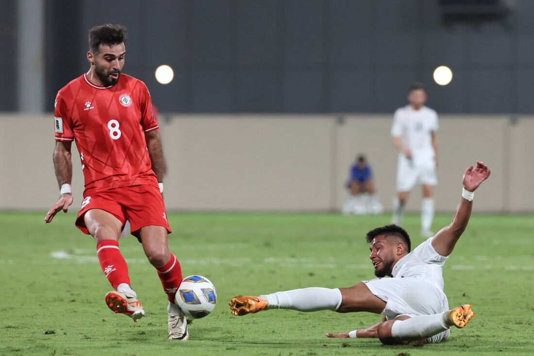 Zagueiro palestino Camilo Saldana, e atacante libanês Hassan Saad 