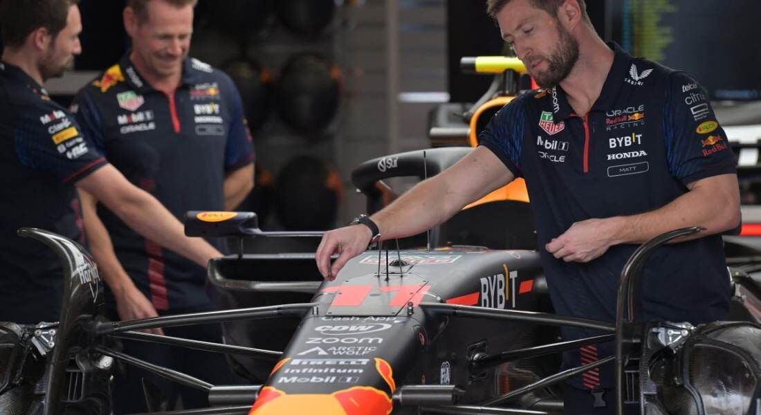 Técnicos verificam carro, em São Paulo, antes do Grande Prêmio do Brasil de Fórmula 1