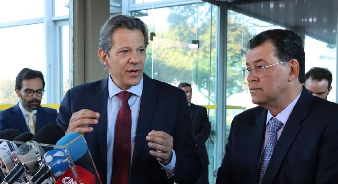 Fernando Haddad, ministro da Fazenda, e o relator da reforma tributária no Senado, Eduardo Braga (MDB-AM)