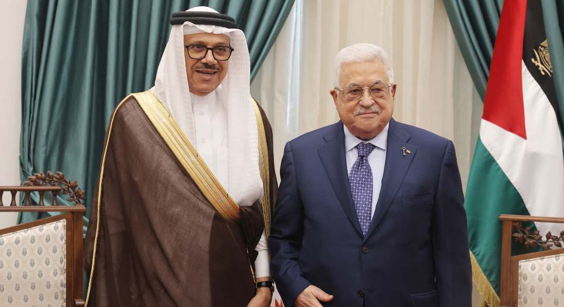 O presidente palestino Mahmud Abbas (R) posando com o ministro das Relações Exteriores do Bahrein, Abdullatif al-Zayani