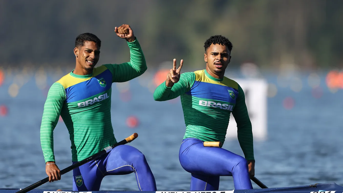  Evandilson Neto e Filipe Vieira comemoram a conquista da medalha de prata