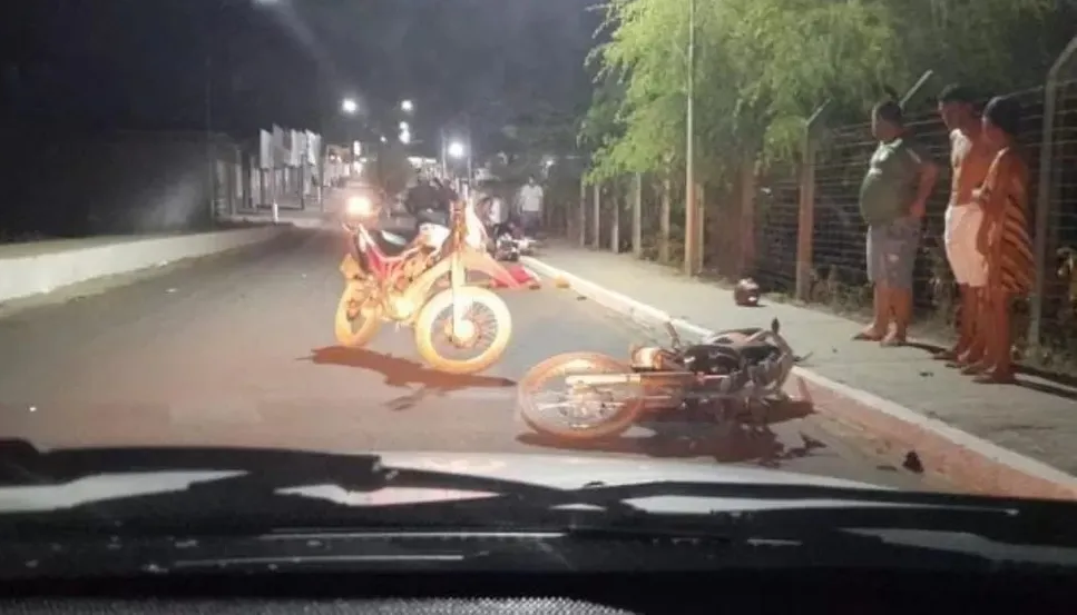 Uma mulher, de 25 anos, que pilotava a segunda moto, ficou ferida e foi encaminhada para o HR