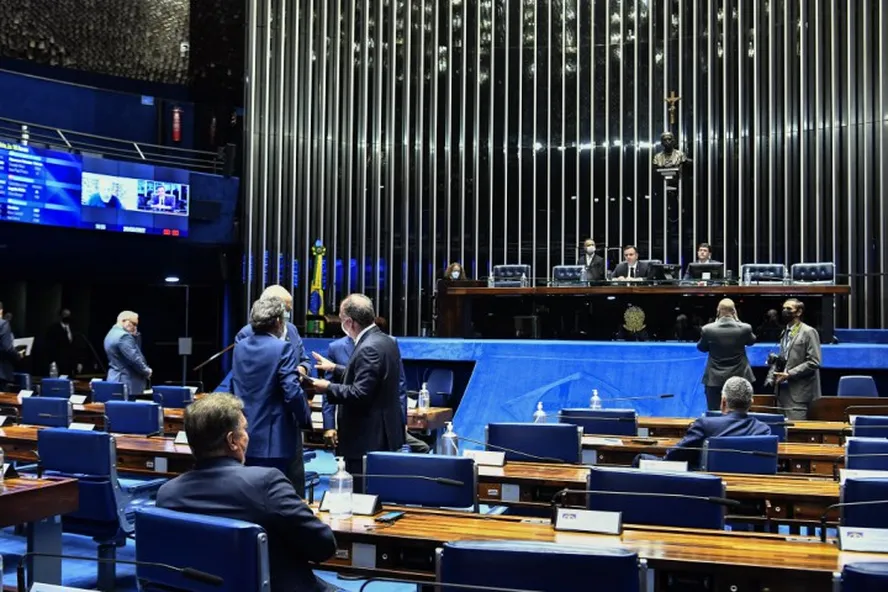 Senadores conversam no plenário diante de Rodrigo Pacheco