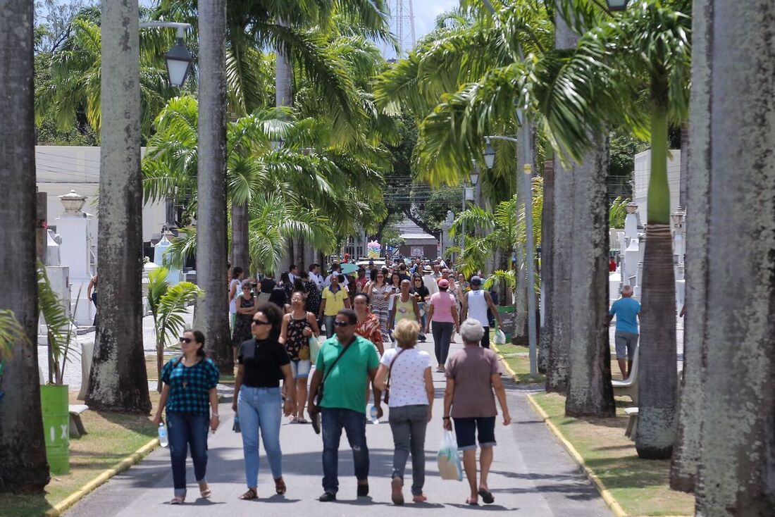 Movimentação no cemitério de Santo Amaro neste feriado de Finados