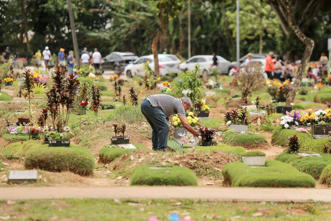 Movimentação no cemitério Parque das Flores neste feriado de Finados