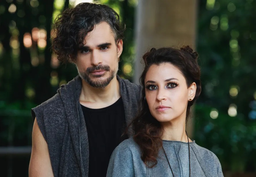 O duo Claxy, formado por Clara Valente e Gui Gautreaux 