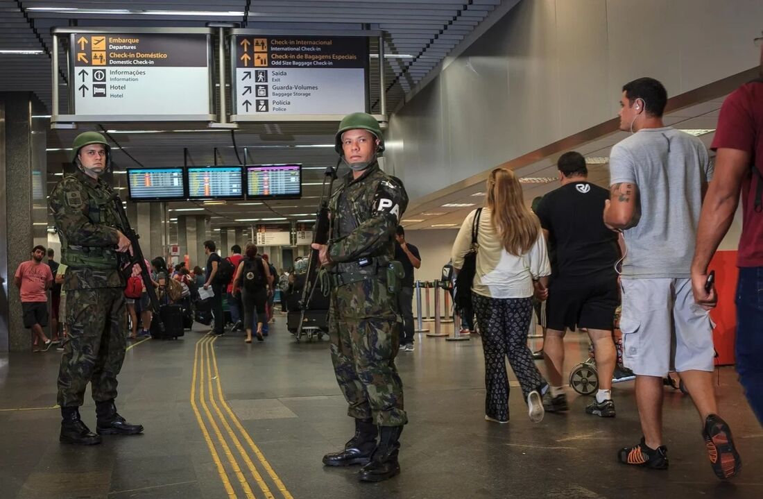 Militares no aeroporto