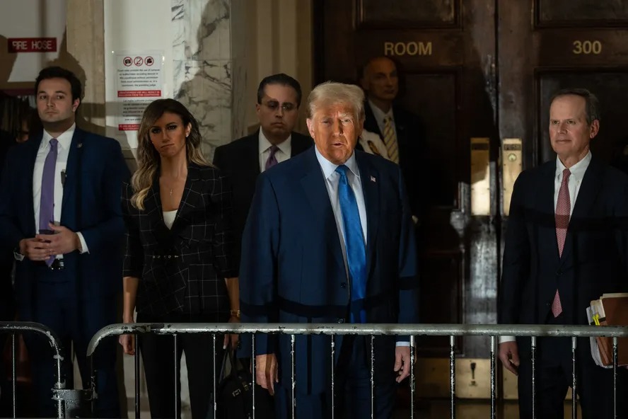 Ex-presidente dos EUA Donald Trump fala com os jornalistas antes de entrar na sala do Tribunal de Nova York