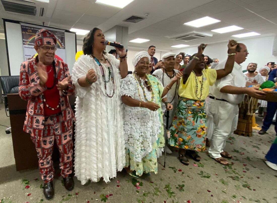 Cantora Adriana B, Mãe Adriana Bezerra, e outros membros da Umbanda