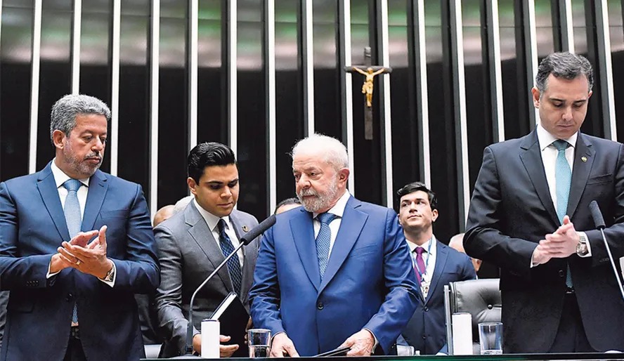 Lula entre Lira e Pacheco no Congresso