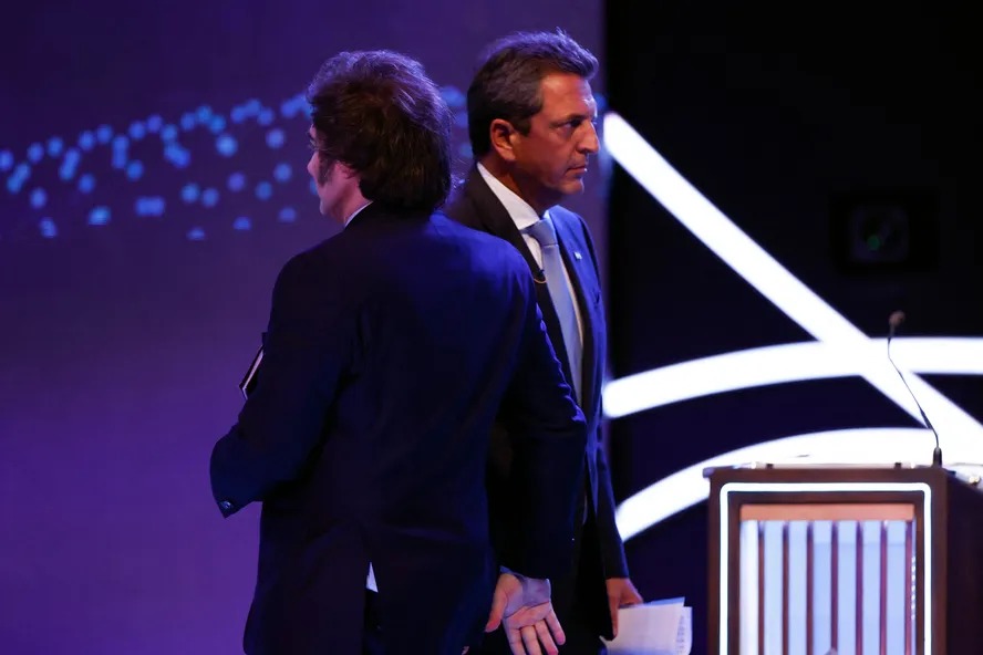 Javier Milei e Sergio Massa se cruzam em palco de debate presidencial na Argentina 