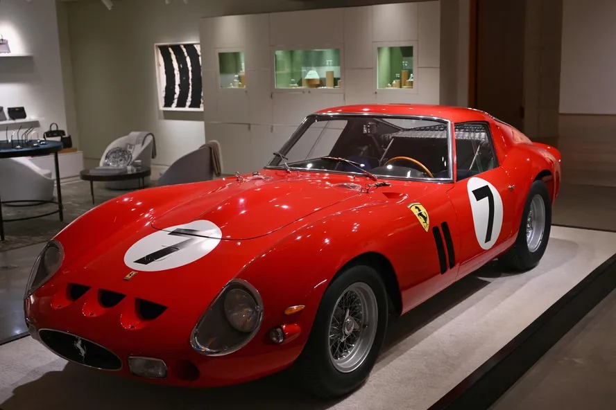 Ferrari de 1962 é leiloada por R$ 253,7 milhões e se torna segundo mais caro da história entre modelos clássicos 