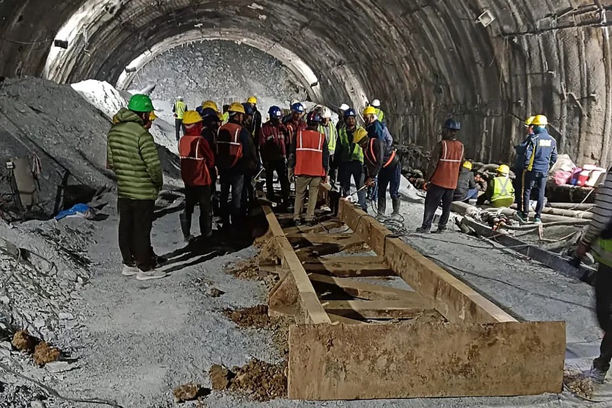 Índia continua com tentativa de resgate de 40 trabalhadores presos no túnel 