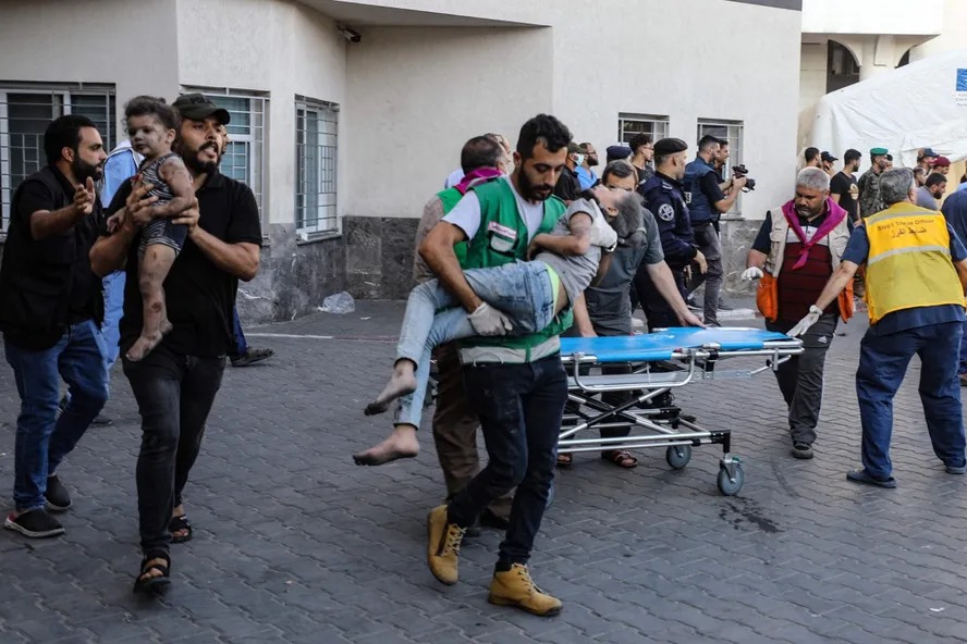 Criança chega ao hospital Al-Shifa, em Gaza