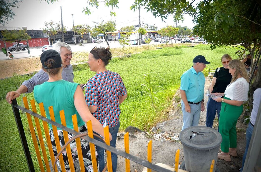 Missão holandesa visita bacia do rio Tejipio. Na foto, holandeses visitando o cruzamento das Av Recife e Dom Helder, em Areias