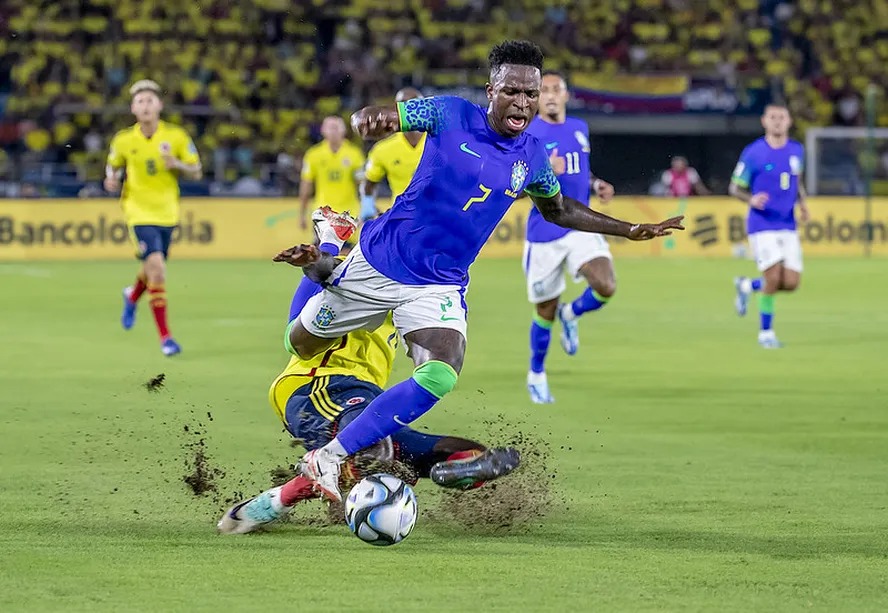 Brasil leva virada da Colômbia em noite de Luis Díaz, que se