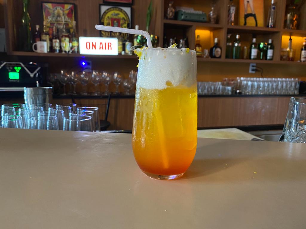 Tropical Frege, drink não alcóolico de maracujá, limão e frutas vermelhas, ideal para dias de calor