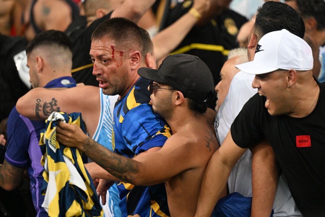 Jogo de futebol brasil x argentina apresentado com bandeira de seu país