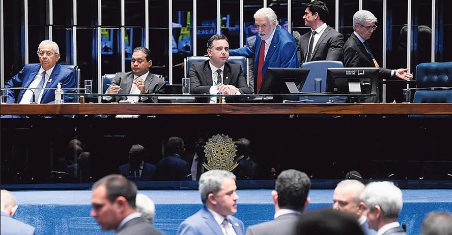 O líder do governo no Senado, Jaques Wagner (PT-BA), conversa com o presidente da Casa, Rodrigo Pacheco (PSD-MG), em sessão que aprovou a PEC