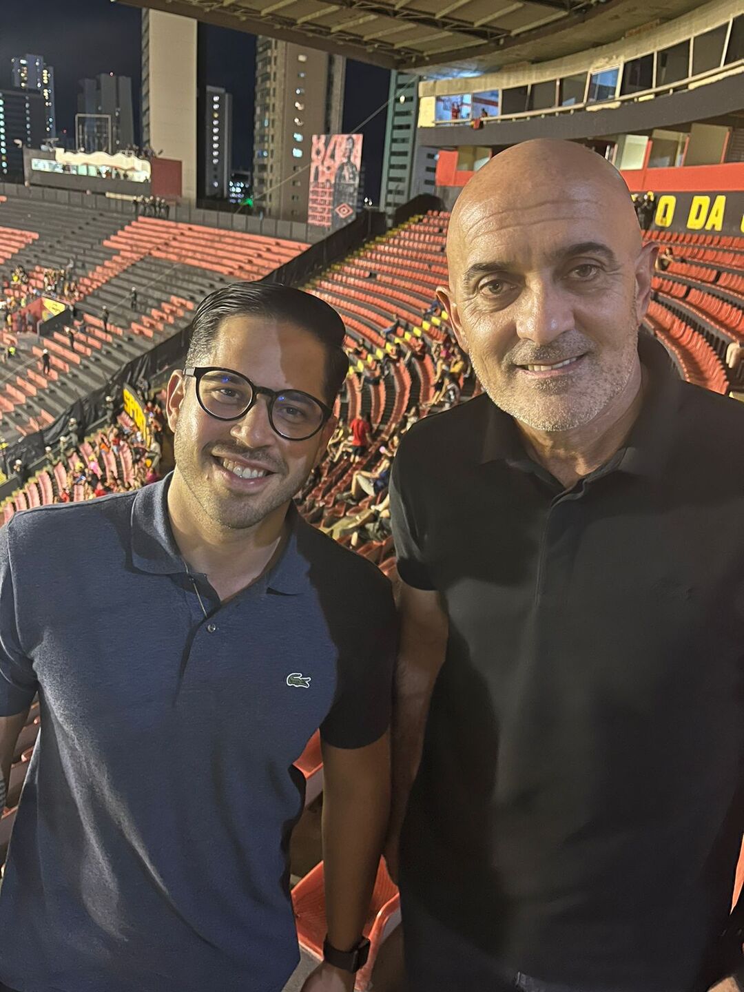 Dupla esteve ao lado de um amigo para assistir ao jogo neste sábado, no Recife