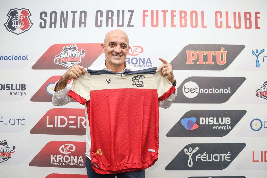 Treinador e gerente de futebol do Santa Cruz assistem a Sport e