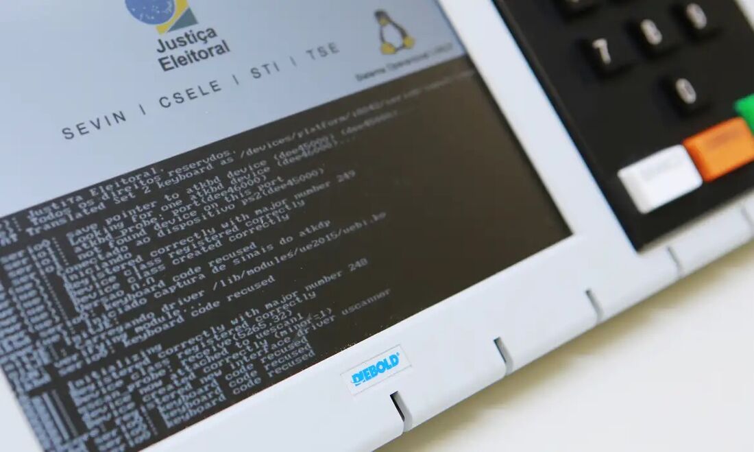 O Tribunal Superior Eleitoral (TSE) iniciou nesta segunda-feira (27) o teste público de segurança das urnas eletrônicas